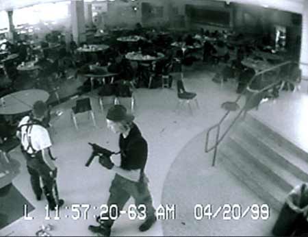 Klebold y Harris, grabados por las cámaras de seguridad de la escuela