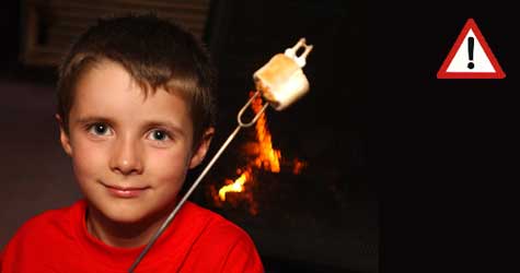 Niño con una nube de azúcar junto al fuego.