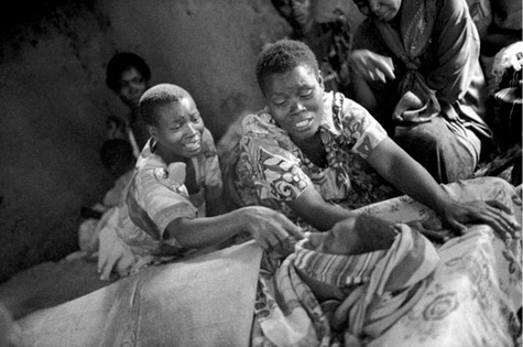 Funeral de una mujer víctima del SIDA, en Uganda.