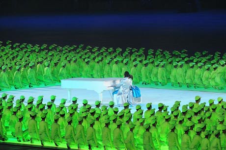 Lang Lang, junto a Li Muzi, en la inauguración de los Juegos Olímpicos de Beijing 2008