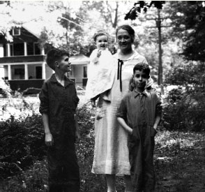 Martin Gardner (a la izquierda) con su madre y hermanos pequeños.