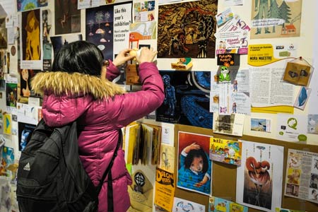 Imagen del panel de anuncios de la Feria de Bolonia, esta semana.