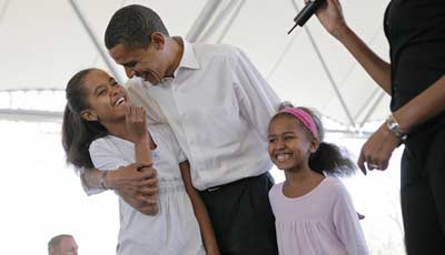 Obama con sus hijas, Sacha y Malia.