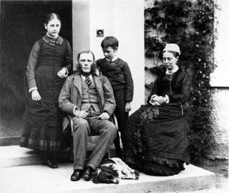 Beatrix Potter con sus padres y su hermano.